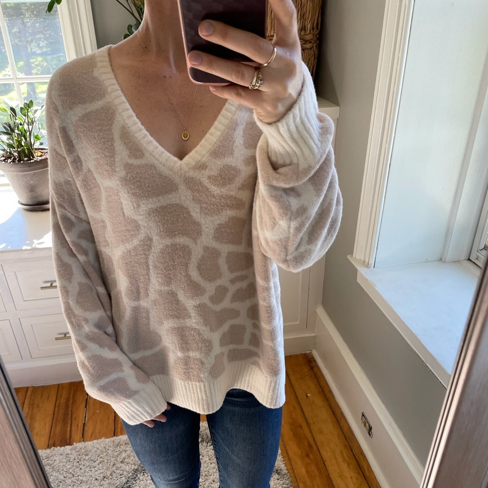 Loft v-neck animal print sweater. - Picture 5 of 15